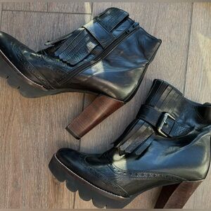 Gorgeous black boots!